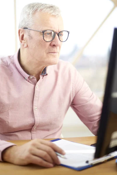 Elderly Businessman Sitting Front Computer Doing Some Paperwork While Analyzing — Stock Photo, Image