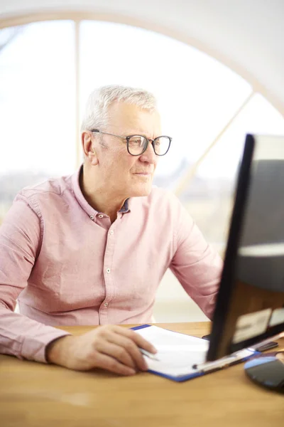 Oudere Zakenman Achter Computer Zit Wat Papierwerk Doen Tijdens Het — Stockfoto