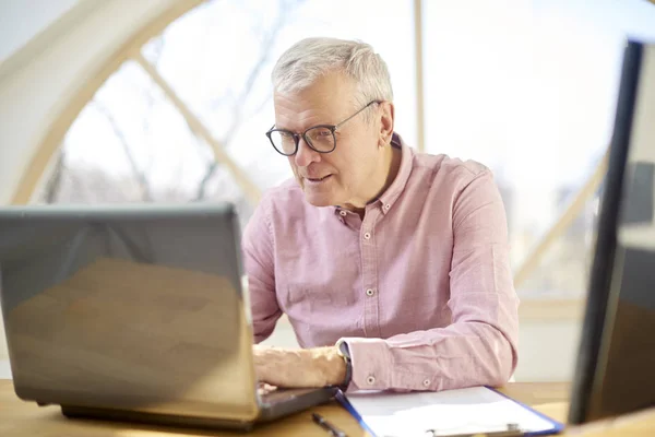 Uomo Pensione Indossando Camicia Seduto Alla Scrivania Mentre Lavora Sul — Foto Stock
