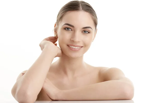 Ritagliato Colpo Una Bella Giovane Donna Guardando Fotocamera Sorridendo Mentre — Foto Stock