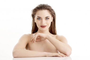 Kameraya izole beyaz arka plan poz süre seyir ile güzel ve genç birbayan Close-Up. 