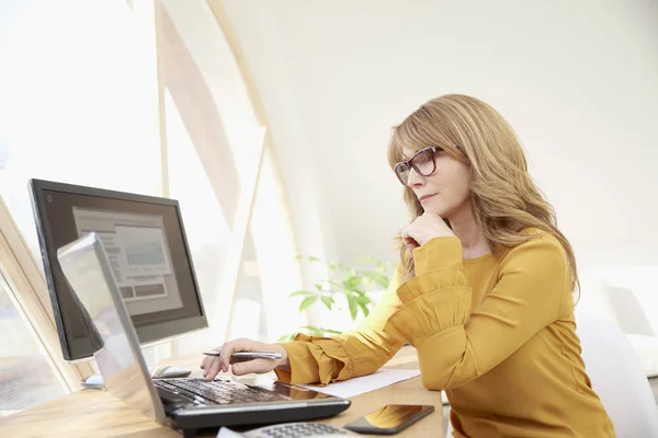 Midden Leeftijd Casual Investeringen Adviseur Zakenvrouw Laptop Bezig Tijdens Vergadering — Stockfoto