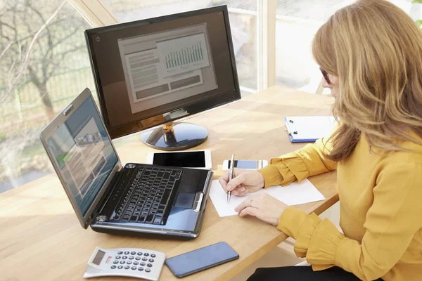 High Winkelaufnahme Einer Gelegenheitsunternehmerin Die Schreibtisch Vor Laptop Und Computer — Stockfoto