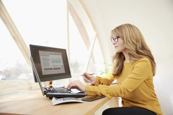 Gelegenheitsanlageberaterin Mittleren Alters Arbeitet Laptop Während Sie Schreibtisch Sitzt — Stockfoto