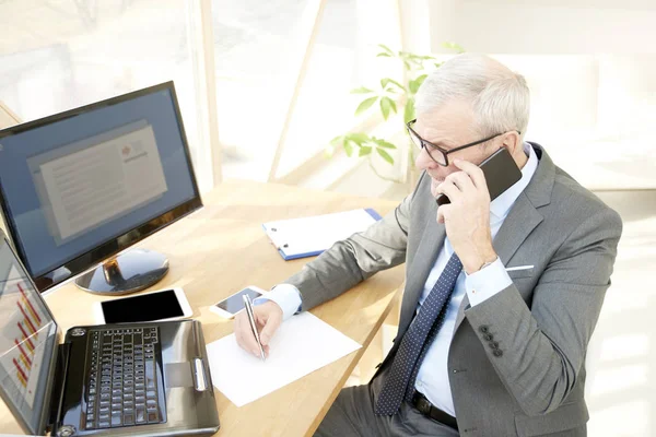 Hög Vinkel Skott Finansiella Överläkare Affärsman Bär Passar När Sitter — Stockfoto