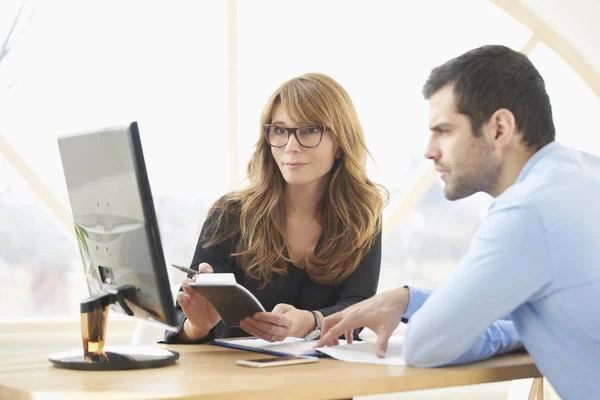 Madura Mujer Negocios Joven Asistente Negocios Hombre Profesional Sentado Escritorio — Foto de Stock