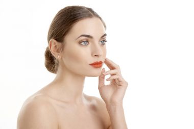 Yarım kırmızı ruj uzak duran izole beyaz arka plan, seyir ile profil güzel genç kadının yüz. 