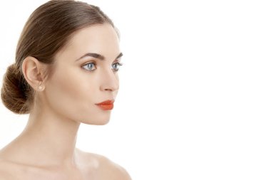 Yarım kırmızı ruj uzak duran izole beyaz arka plan, seyir ile profil güzel genç kadının yüz. 