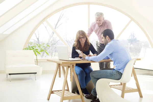 Reunión Negocios Oficina Joven Hombre Negocios Que Usa Tableta Digital — Foto de Stock