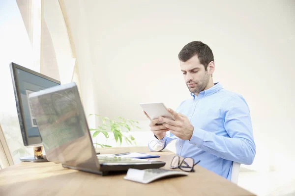 Ofis Masası Oturma Dijital Tablet Kullanarak Thoughfully Arıyorum Genç Işadamı — Stok fotoğraf