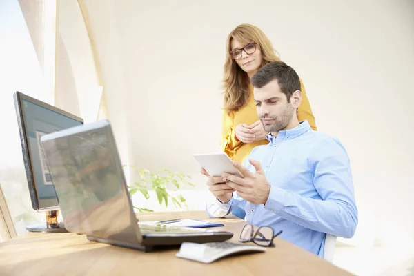 Porträt Eines Geschäftsteams Das Büro Arbeitet Junger Finanzassistent Geschäftsmann Sitzt — Stockfoto