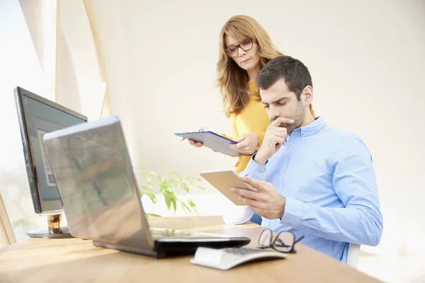 Retrato Del Equipo Negocios Trabajando Oficina Joven Asistente Financiero Hombre — Foto de Stock