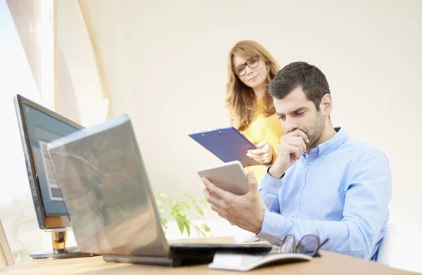 Portret Van Business Team Dat Werkt Kantoor Jonge Financiële Assistent — Stockfoto