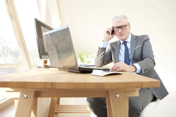 Ritratto Venditore Anziano Seduto Alla Scrivania Davanti Computer Portatile Che — Foto Stock