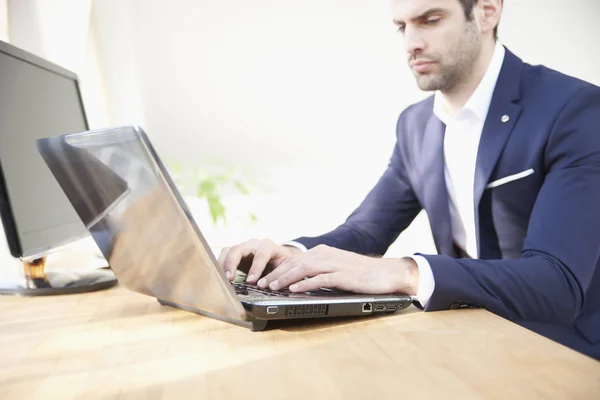 Jovem Empresário Sentado Frente Laptop Digitando Teclado — Fotografia de Stock