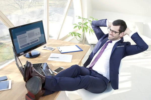 Başarılı Genç Işadamı Giyen Doz Tam Uzunlukta Bacakları Ofis Masasında — Stok fotoğraf