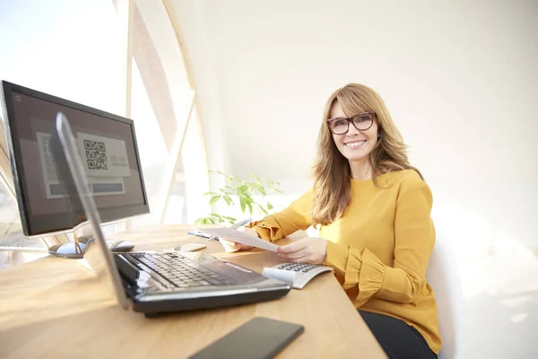 Mellersta Åldern Executive Affärskvinna Sitter Vid Dator Och Laptop Och — Stockfoto