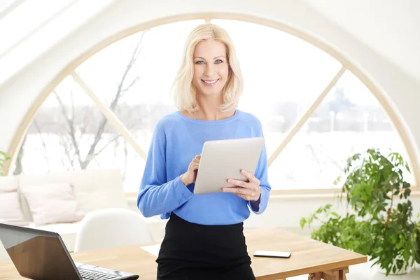 Glimlachend Midden Leeftijd Zakenvrouw Permanent Bureau Terwijl Digitale Tablet Line — Stockfoto