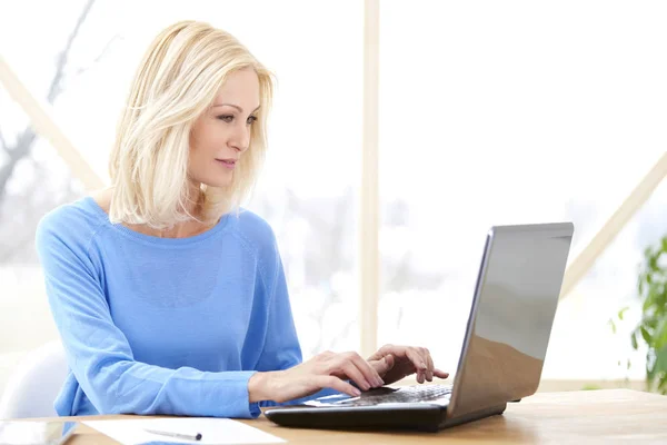 Vackra Leende Mitten Åldern Casual Affärskvinna Skriver Laptop Medan Arbetar — Stockfoto