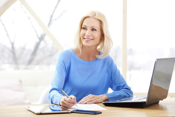 Smiling Middle Aged Blond Businesswoman Sitting Desk Front Laptop Doing — Stock Photo, Image