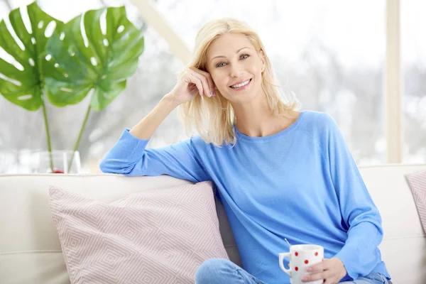 Smiling Mature Woman Holding Cup Tea Her Hand While Sitting — Stock Photo, Image