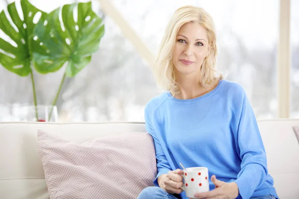 Mooie Lachende Vrouw Mok Haar Hand Houden Terwijl Zittend Bank — Stockfoto