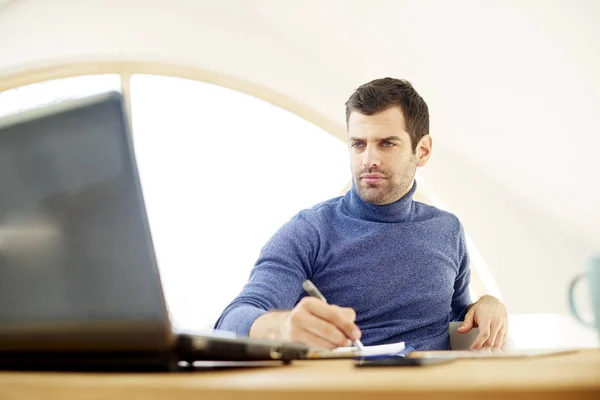 Porträt Eines Lässigen Jungen Mannes Der Rollkragenpullover Trägt Und Nachdenklich — Stockfoto