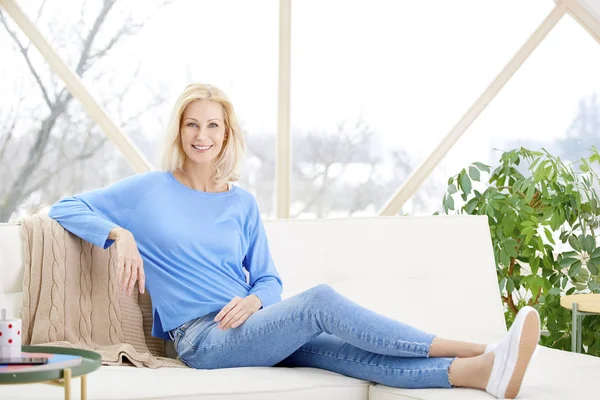 Full Length Shot Smiling Beautiful Middle Aged Woman Relaxing Sofa — Stock Photo, Image