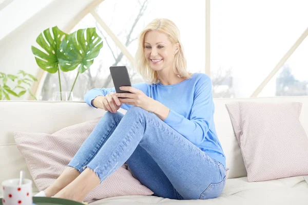 Porträt Einer Lächelnden Blonden Frau Die Ihr Handy Und Sms — Stockfoto