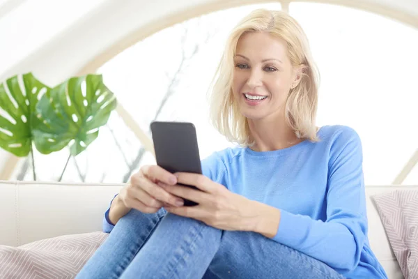 Portrait Smiling Blond Woman Using Her Mobile Phone Text Messaging — Stock Photo, Image