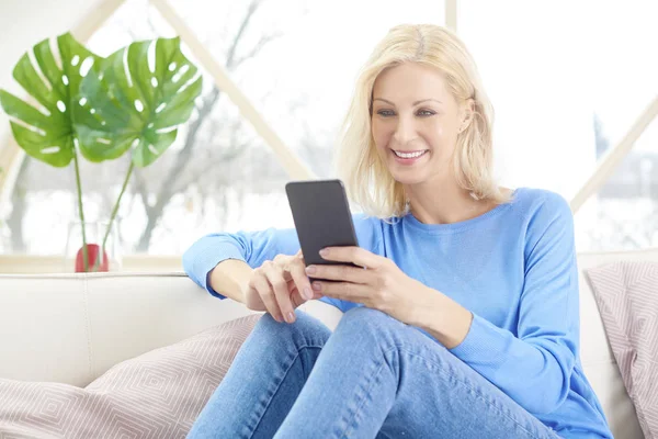 Retrato Mulher Loira Sorrindo Usando Seu Telefone Celular Mensagens Texto — Fotografia de Stock