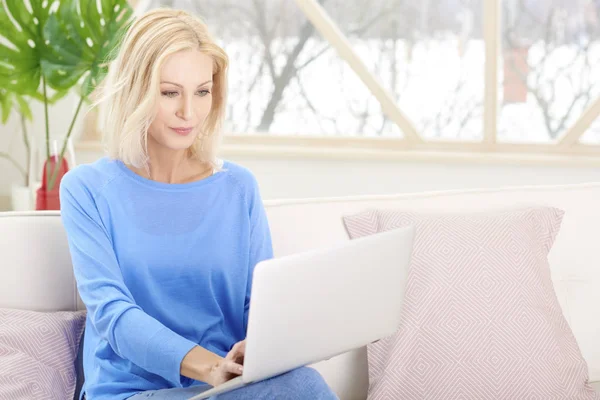 Beautiful Middle Aged Woman Using Her Laptop While Sittin Sofa — Stock Photo, Image