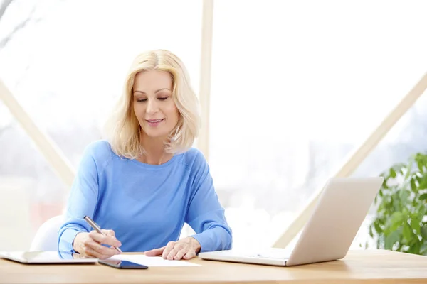 Portrait Smiling Blond Businesswoman Writing Something Working Laptop While Sitting — Stock Photo, Image