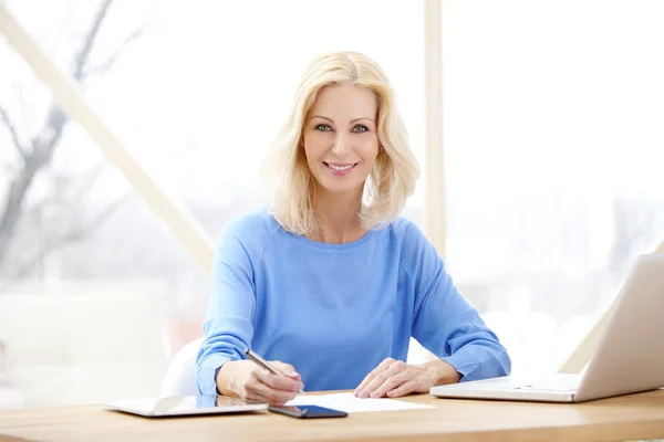Portrait Blond Casual Businesswoman Writing Something While Sitting Computer Working — Stock Photo, Image