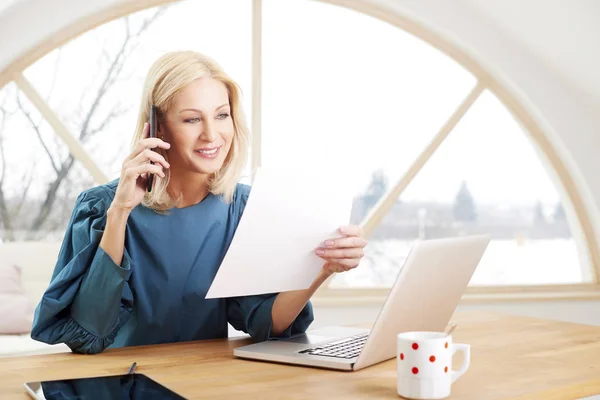 Schöne Lächelnde Reife Geschäftsfrau Die Telefoniert Und Laptop Benutzt Während — Stockfoto