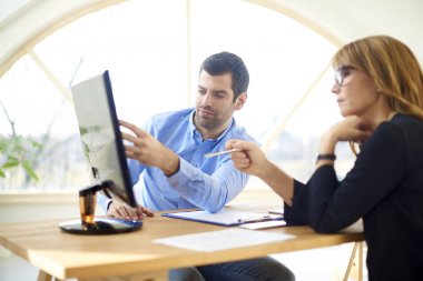 iş adamları birlikte yeni proje üzerinde çalışıyor. Genç Mali Yardımcısı işadamı ve orta mali kavramı hakkında danışmanlık yönetici iş kadını yaşlı. 