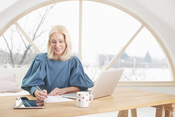 Smiling Blond Financial Assistant Businesswoman Writing Something While Sitting Desk — Stock Photo, Image