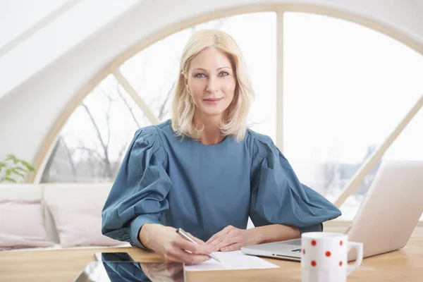 Ler Blond Ekonomiassistent Affärskvinna Skriva Ner Något När Sitter Vid — Stockfoto