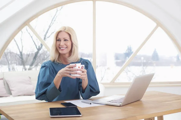 Glimlachend Verkoop Zakenvrouw Met Koffie Terwijl Het Werken Bij Haar — Stockfoto