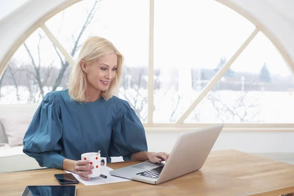 Portrait Beautiful Blond Middle Aged Businesswoman Typing Notebook While Sitting — Stock Photo, Image