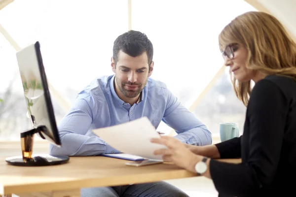 Empresarios Que Trabajan Juntos Nuevo Proyecto Joven Asistente Financiero Empresario — Foto de Stock