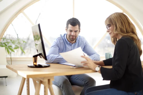 Imprenditori Che Lavorano Insieme Nuovo Progetto Giovane Assistente Finanziario Uomo — Foto Stock