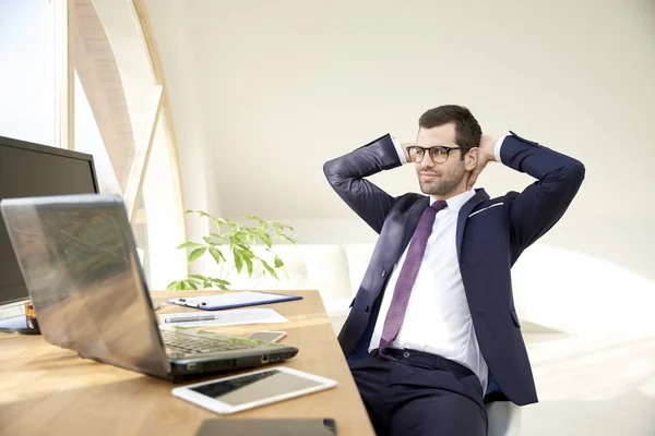 Retrato Joven Hombre Negocios Con Traje Gafas Usando Portátil Mientras —  Fotos de Stock