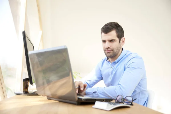 Porträtt Ung Försäljning Man Sitter Framför Bärbar Dator Och Dator — Stockfoto