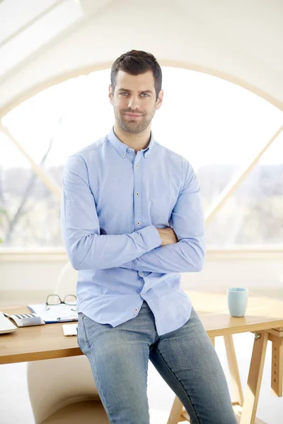 Portrait Smiling Young Businessman Wearing Shirt Looking Camera Arms Crossed — Stock Photo, Image