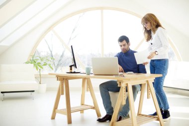 Laptop-in önünde oturan ve yeni proje hakkında satış kadınla danışmanlık genç işadamı tam uzunlukta vurdu. 