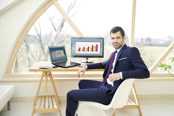 Retrato Empresário Investimento Financeiro Confiante Sentado Frente Laptop Enquanto Trabalhava — Fotografia de Stock