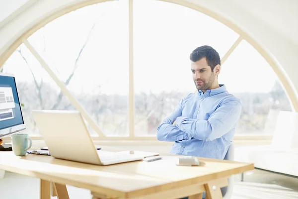 Thinking Young Man Sitting Arms Crossed His Laptop Office Working — Stock Photo, Image