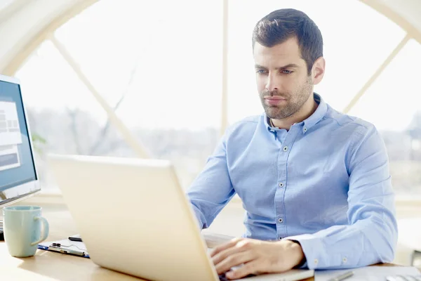 Tänkande Ung Affärsman Sitter Vid Skrivbord Bakom Datorn Och Arbetar — Stockfoto