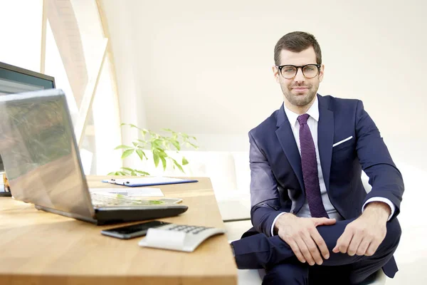 Succesvolle Investeringen Adviseur Zakenman Dragen Pak Camera Kijken Tijdens Vergadering — Stockfoto